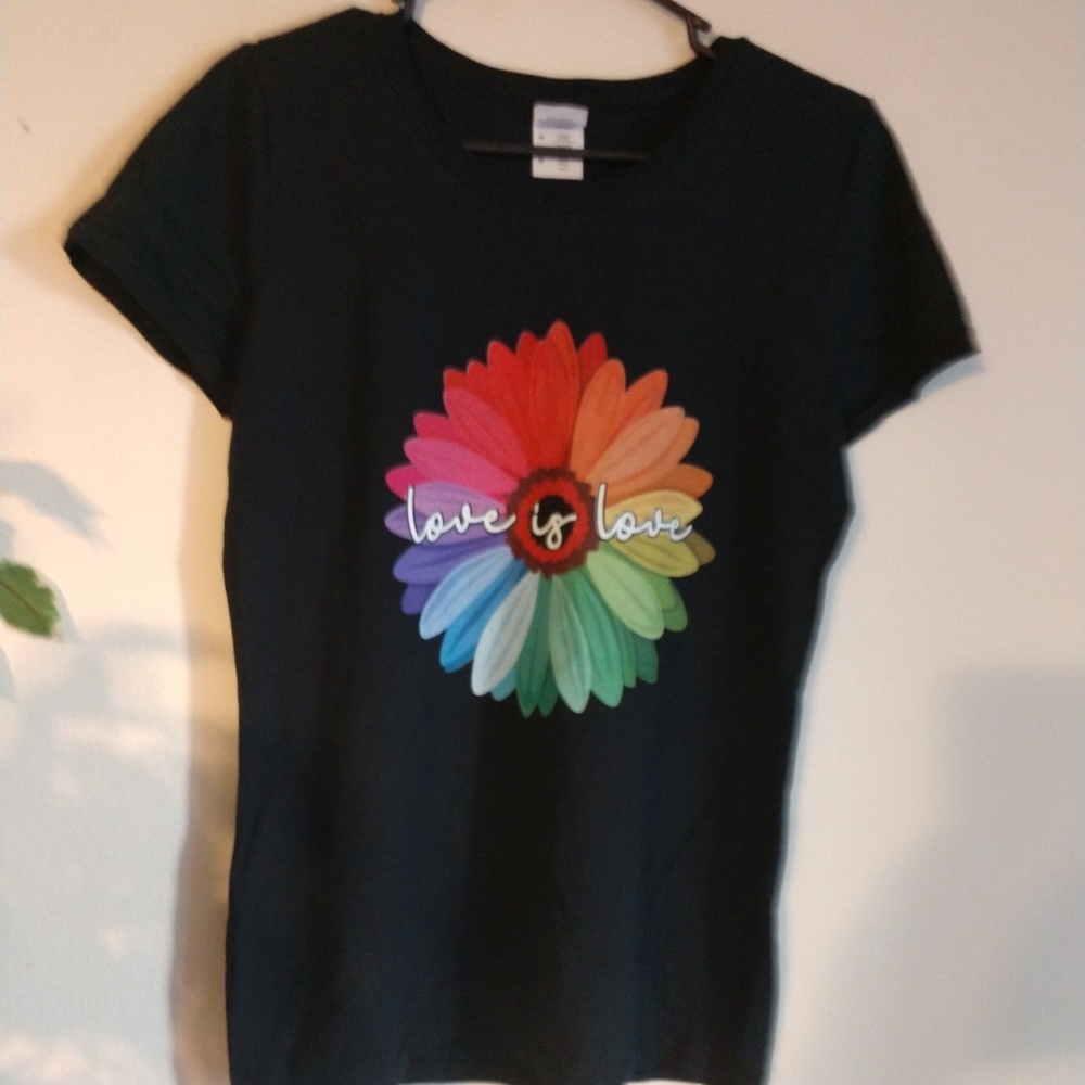 Love is Love graphic t-shirt NWOT - Picture 5 of 8